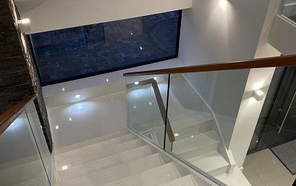 Лестница из белого кварца Quantra Quartz из Индии