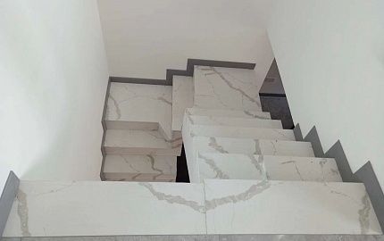 Кварцевые ступени для лестницы Calacatta