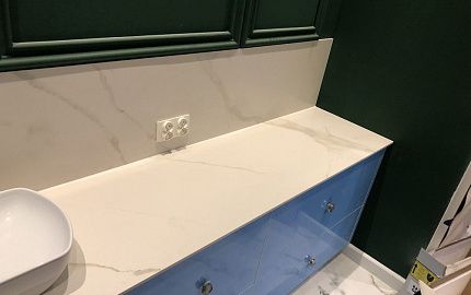 Керамическая столешница и стеновая панель в ванную Laminam