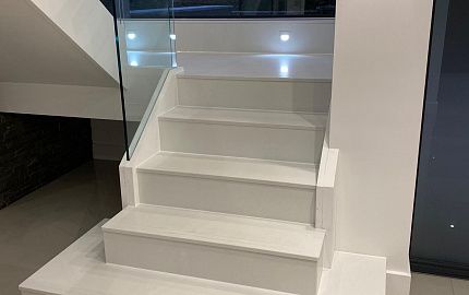 Лестница из белого кварца Quantra Quartz из Индии