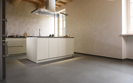 Облицовка пола на кухне кварцевым агломератом Concrete Grey 826 PRIMAX