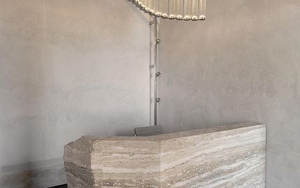 Ресепшн из итальянского травертина Navona (Навона)