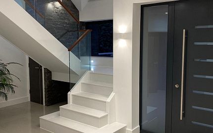 Лестница из белого кварца Quantra Quartz из Индии